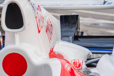 Hasarlı bir Toyota F1 TF-108 yakın plan, ağırlıklı olarak kırmızı aksanlı, 18 numara, burun konisi, aerodinamik tasarım, açık hava ayarı, doğal ışık Kyiv, Ukrayna 10-10-2024