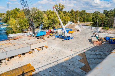 Kyiv Çelik kirişleri, metal levhalar ve kazı alanlarındaki bir inşaat alanının havadan görünüşü, vinçler, kamyonlar ve daha küçük makineler Kyiv, Ukrayna 10-10-2024 ile çevrelenmiş durumda.