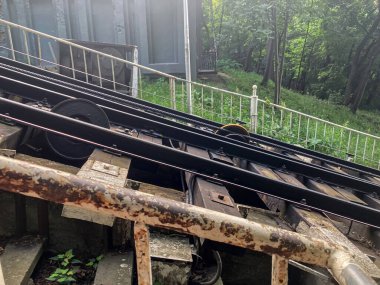 Kırsal ya da kırsal kesimde metal bir köprüye giden yüksek tren rayları gündüz vakti kimsenin olmadığını gösteriyor.