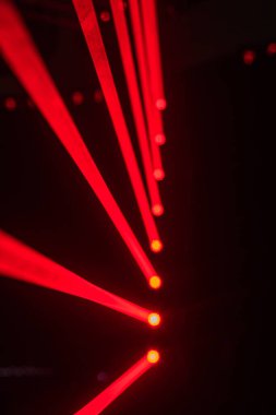 Yoğun, ağımsı kırmızı lazer desenli koyu arkaplan dışarıya doğru yayılıyor.