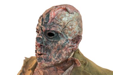 Yakından bakınca yanmış bir zombi yüzü, dağınık saçlar, kısmen görünür koyu bir kostüm.