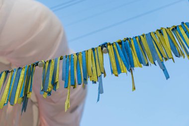 Dikey düzende mavi ve sarı şeritler, çerçevenin dışında parlayan parlak ışık, yere yumuşak gölgeler seriyor. Samimi, spontane stil bir Snapsho 'yu anımsatıyor.