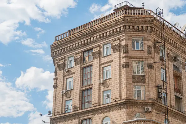 Ukrayna 'nın başkenti Kyiv' de, gri ve kahverengi cepheli, pencereli, panjurlu ve balkonlu, gündüz saatli, doğal ışıklandırma Kyiv, Ukrayna 07-13-2025