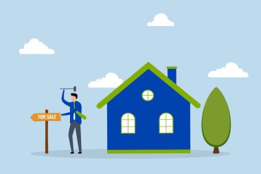 Satılık ev, ev sahibi evinin önünde bir satış tabelası çekiyor..