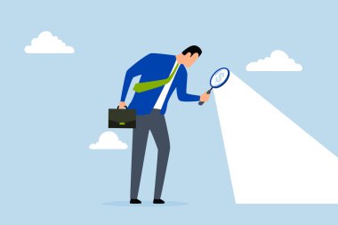 Yatırım fırsatı arayan işadamı, para bulmak için büyüteçle bakıyor..