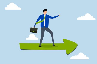 Başarı yolunda ilerleyen iş adamı, yeşil ok diyagramı ile gökyüzünde sürerken gelecekteki hedefini belirtiyor..