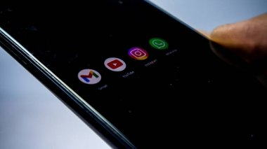 Sukabumi, Endonezya - 28 Kasım 2023: Facebook, Instagram, youtube ve gmail 'in kapatma simgeleri.