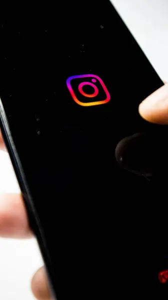 Sukabumi, Endonezya... 28 Kasım 2023: Instagram uygulama simgesinde akıllı telefon simgesi