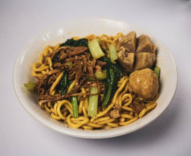 Tavuklu erişteli köfte ya da mie ayam bakso. Endonezya 'nın en popüler erişte yemeklerinden biri.