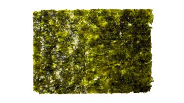 Beyaz arka planda gevrek yosun. Japon kuru deniz yosunları.