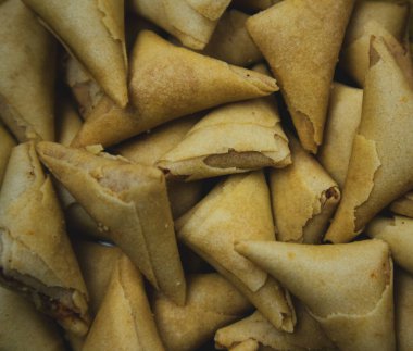 Samosa ya da pakora tabakta. Hint veya Pakistanlı atıştırmalıklar.
