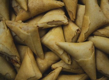 Samosa ya da pakora tabakta. Hint veya Pakistanlı atıştırmalıklar.