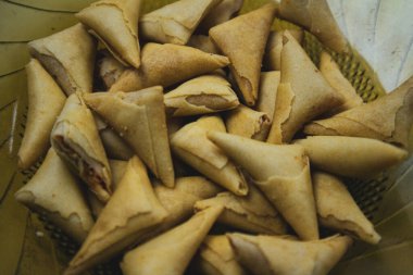 Samosa ya da pakora tabakta. Hint veya Pakistanlı atıştırmalıklar.