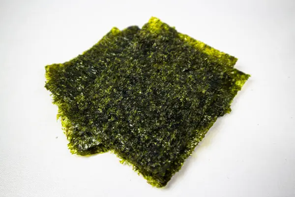 Beyaz arka planda gevrek yosun. Japon kuru deniz yosunları.