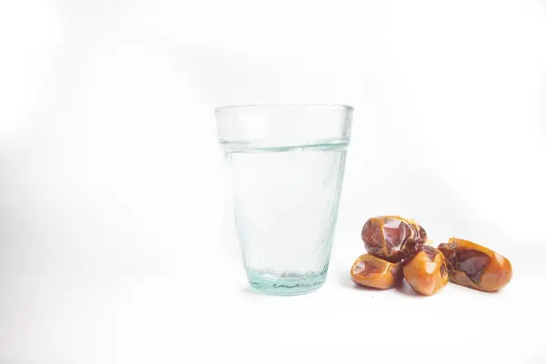 Ramazan iftar yiyeceği, su ve beyaz arka planda izole edilmiş tarihler.