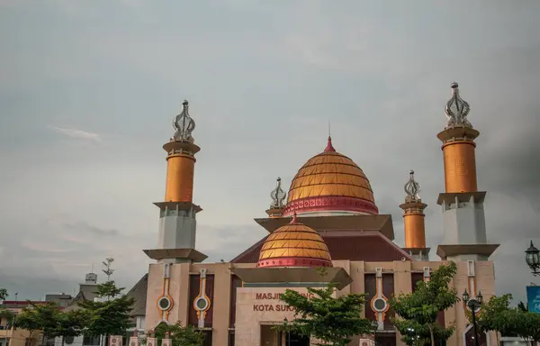 Sukabumi, Endonezya - 14 Ocak 2024: Sukabumi şehir büyük camisi veya öğleden sonra mescidi agung kota sukabumi
