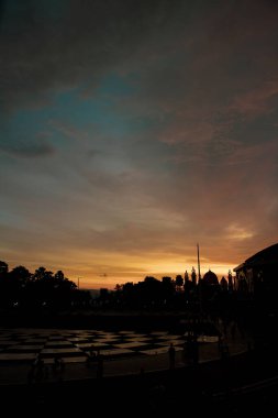 Günbatımı Bulutu Alacakaranlık 'ta Merdeka Meydanı, Sukabumi Şehri' nde