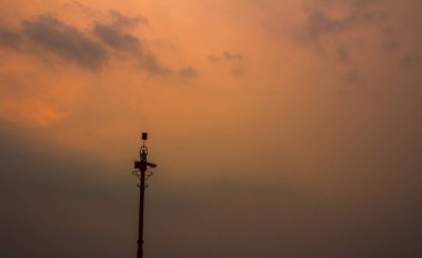 Güzel alacakaranlık gökyüzünde yüksek direğin silueti