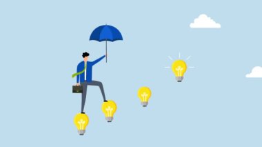 Kariyer başarısı iş bilgisi veya yaratıcılık, 4k animasyon yenilikçi ampul fikri lambası ile yürüyen iş adamı başarı merdiveni olarak.