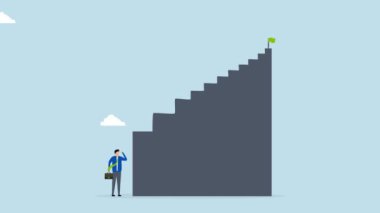 İlk adım en zorudur. Depresif iş adamının 4k animasyonu. Yüksek başarı merdivenlerinin ilk adımına bakıyor.