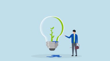 Ekoloji ve sürdürülebilir iş dünyası, yeşil bir ampulün içinde büyüyen işadamı sulama tohumlarının 4k animasyonu.