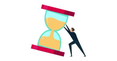 Projenin son teslim tarihinin 4k animasyonu, sinirli iş adamı kum saatini veya kum saatini düşmeden durdurmaya çalışıyor.