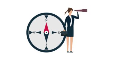 Kadın liderliğin 4k hareketli tasarımı, büyük bir pusula ile ayakta duran akıllı iş kadını teleskoptan bakın..