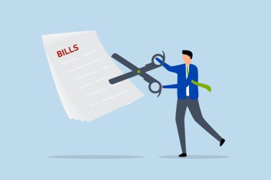 Masrafları ve giderleri azaltmak için faturaları kısmak, faturaları ve giderleri azaltmak için büyük makası kullanan işadamı.