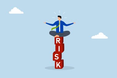 Risk yönetimi ve işadamı, meditasyon yaparken sakin bir şekilde RISK sözcüğünün bulunduğu yığına odaklanıyor.