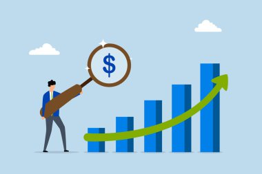 Gelir, iş adamı bir dolar sembolü üzerinde bir büyüteç kullanarak yukarı doğru büyüme grafiği ve grafiği kullanıyor.. 