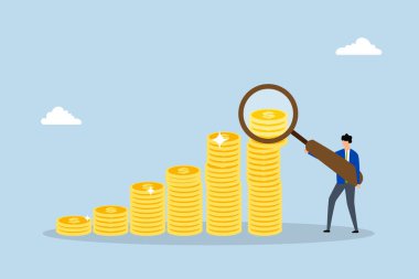 Finansal analiz, büyüme madeni para yığını üzerinde büyüteçle iş adamı.