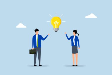 Problemi çözmek için parlak bir fikir, iş adamı ve iş kadını parlak bir ampul konseptiyle beyin fırtınası yapıyorlar.. 