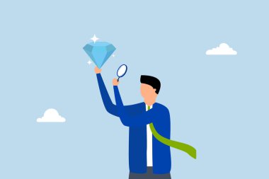 Nadir mücevher arayan işadamı, eşsiz elmas mücevheri büyüteçle inceliyor.. 