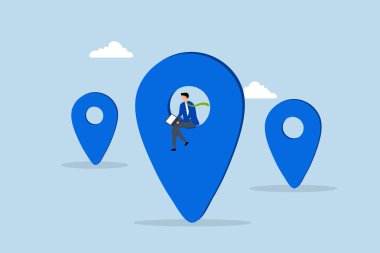 Uzaktan kumandalı iş yeri, iş adamı uzaktan kumandalı bir dizüstü bilgisayar kullanıyor.. 