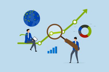 Araştırma ve geliştirme, büyüteç ve bilgisayarla inceleme yapan iş adamları.. 