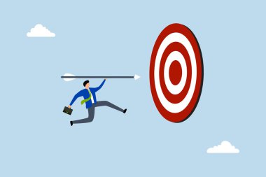 İş hedefine odaklan, kendine güvenen girişimci dart okunu fırlatıyor, dart tahtasına doğru sıçrıyor.. 