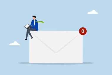 E- posta yönetimi, iş adamı, e-posta zarfında dizüstü bilgisayarla çalışıyor