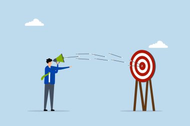 İletişim, girişimci organizatör megafonla konuşuyor. Okçu hedefi vuruyor..