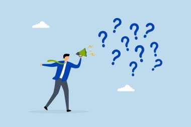 Sorunu çözmek için soru sorun, iş adamı megafonda soru işaretleriyle dolu sorular sorar.. 