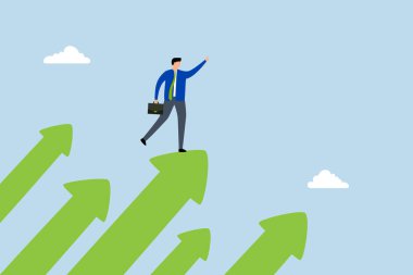 Şirket başarısı ilerliyor, kendine güvenen girişimci gökyüzüne doğru yükselen oklar üzerine konumlanmış bir sonraki hedef. 