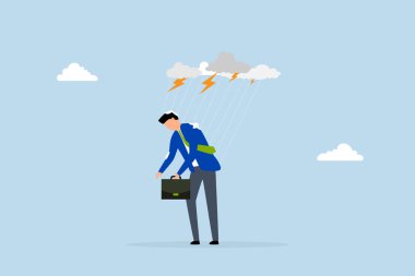 Kötü bir gün geçiren bunalımlı işadamı sağanak yağmur altında yürüyor..