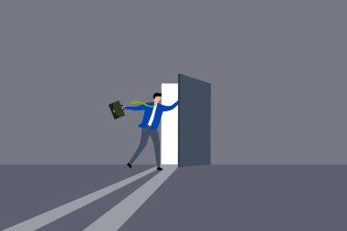 Yeni bir fırsat bulmak için kapıyı açın. Girişimci içeri giren parlak ışığa tanık olmak için kapıyı açar.. 