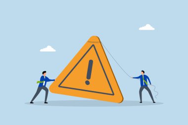 Dikkat mesaj, iş adamı ünlem üçgeni dikkat işareti basıyor.