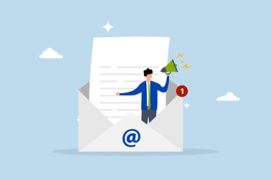 Girişimci e-posta zarfının içine yerleştirildi ve megafonla terfi ettiğini duyurdu.. 