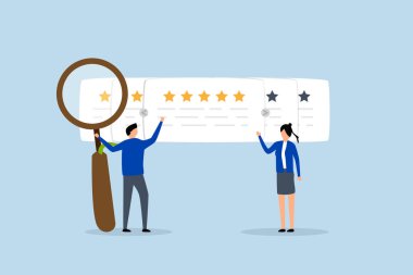 Pazarlama ekibi, tatmin olmak için yıldız reytinglerini gözlemler ve değerlendirir.. 