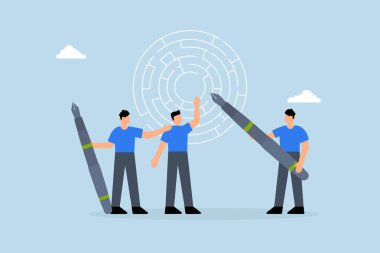 Çözüm bulmak için iş dünyası beyin fırtınası, erkek ve bayan meslektaşlar iş stratejisi fikirlerini tartışıyor. 