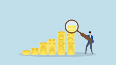 Finansal analiz, büyüme madeni para yığını üzerinde büyüteçle iş adamı.