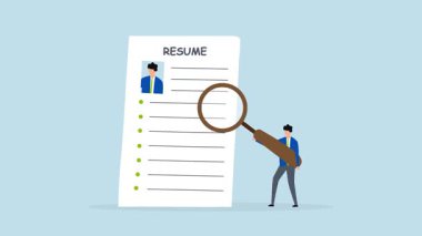 4k animasyon işadamı işe alma denetçisi CV incelemesi için bir büyüteç kullanıyor.