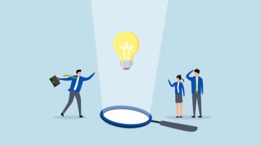 Büyüteçten sarkıtılmış ampulü gözlemleyen iş adamlarının 4k animasyonu.