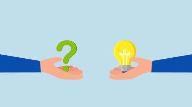 Soru ve cevap, girişimci elinin 4k animasyonu soru işaretini kavrarken diğeri ampulle yanıt veriyor